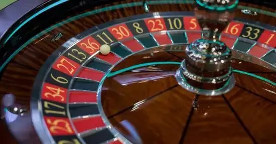 Layar permainan Fortune Ox di vcs777 menampilkan lima gulungan dengan simbol tradisional tema Imlek
